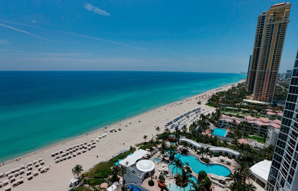 Una vista general desde un balcón de los condominios de lujo Trump Palace en Sunny Isles Beach, Florida, el 15 de mayo de 2017.