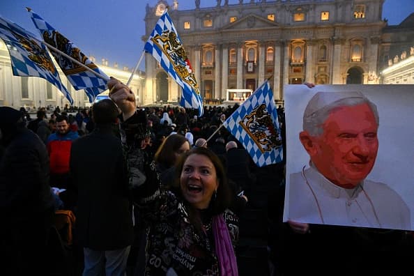 Fieles congregados en la plaza de San Pedro, antes de la misa funeral de Benedicto XVI.