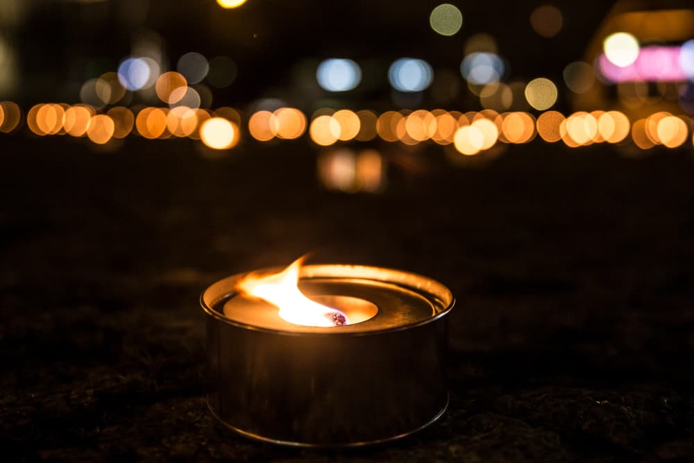 Si sientes que te están haciendo también algún tipo de amarre, magia negra o brujería, se contrarresta justamente con la vela negra pero también combinada con la blanca o incluso las azules, para rebatir todo mal.