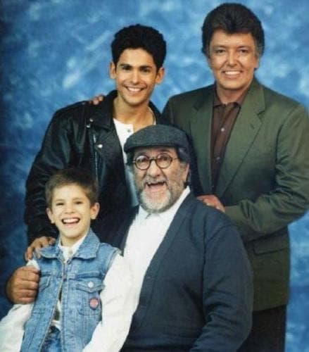 Lo vimos protagonizar 
<b><a href="https://www.univision.com/programas/novelas/el-elenco-de-agujetas-de-color-de-rosa-tuvo-reencuentro-asi-lucen-ahora-fotos">'Agujetas de color de rosa'</a></b> (1994) y 'Confidente de secundaria' (1996). Aunque estaba en la cima del éxito, desapareció de la noche a la mañana.