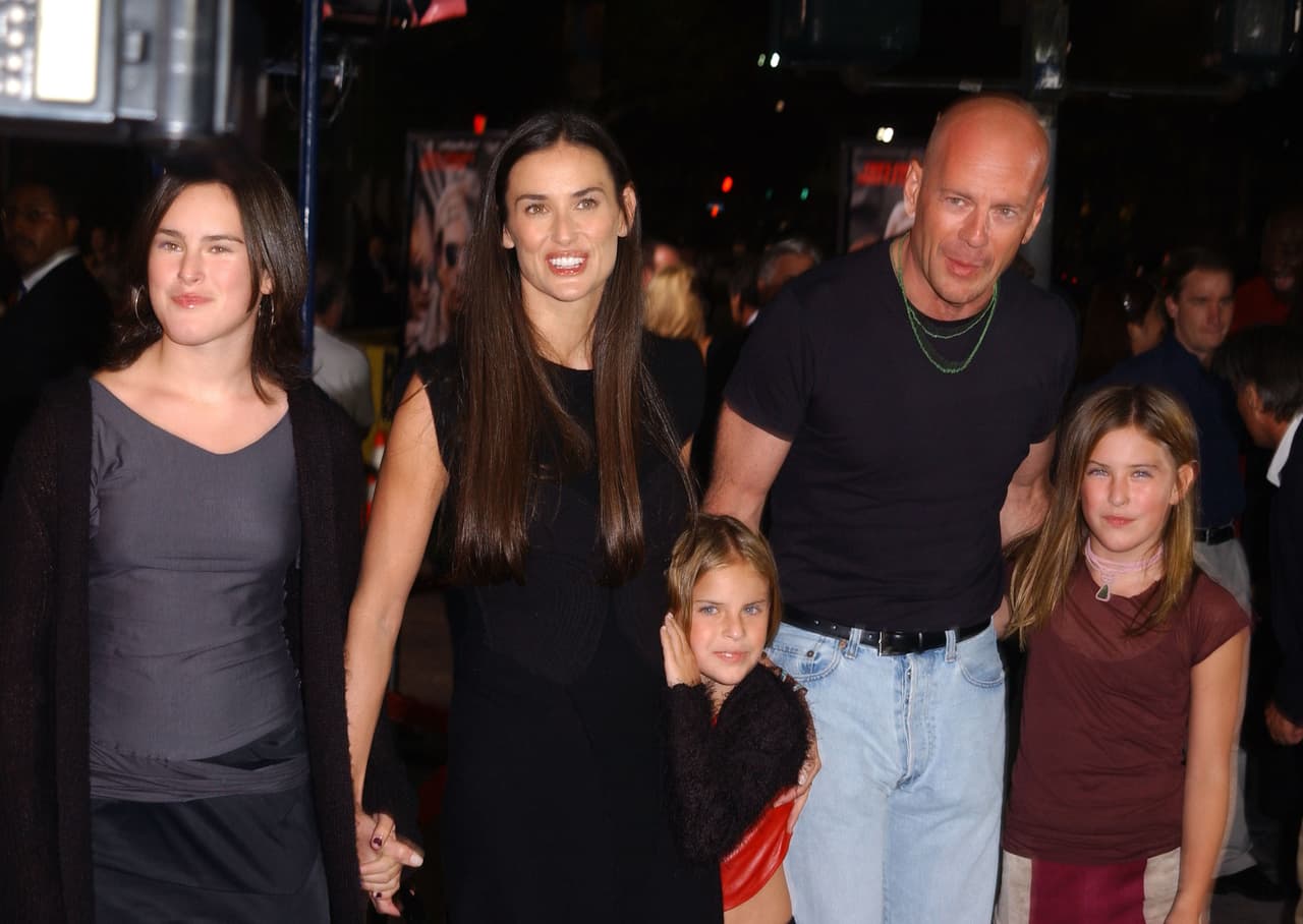 La fuente también aseveró que Moore, quien tuvo tres hijas con Willis durante su matrimonio de 11 años, se acercó mucho más a él después de que recibió el diagnóstico de su enfermedad.
<br>