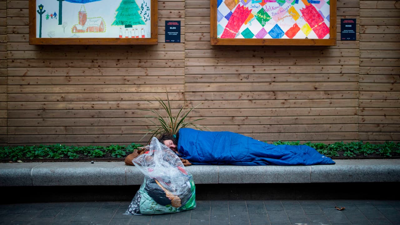 Avanza proyecto de ley que prohibiría a indigentes dormir en sitios públicos de Florida