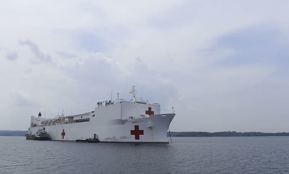 El mandatario anunció también la llegada al puerto de 
<a href="https://www.univision.com/local/los-angeles-kmex/">Los Ángeles</a> del buque de la Marina de EEUU, Mercy, para combatir la crisis de 
<a href="https://www.univision.com/local/los-angeles-kmex/reabriran-hospital-en-el-distrito-de-westlake-para-atender-a-pacientes-con-coronavirus-video">salud</a> desatada por la pandemia del 
<a href="https://www.univision.com/local/los-angeles-kmex/si-seguimos-asi-mas-personas-moriran-alcalde-de-los-angeles-a-quienes-no-acataron-la-cuarentena-video">coronavirus</a>.