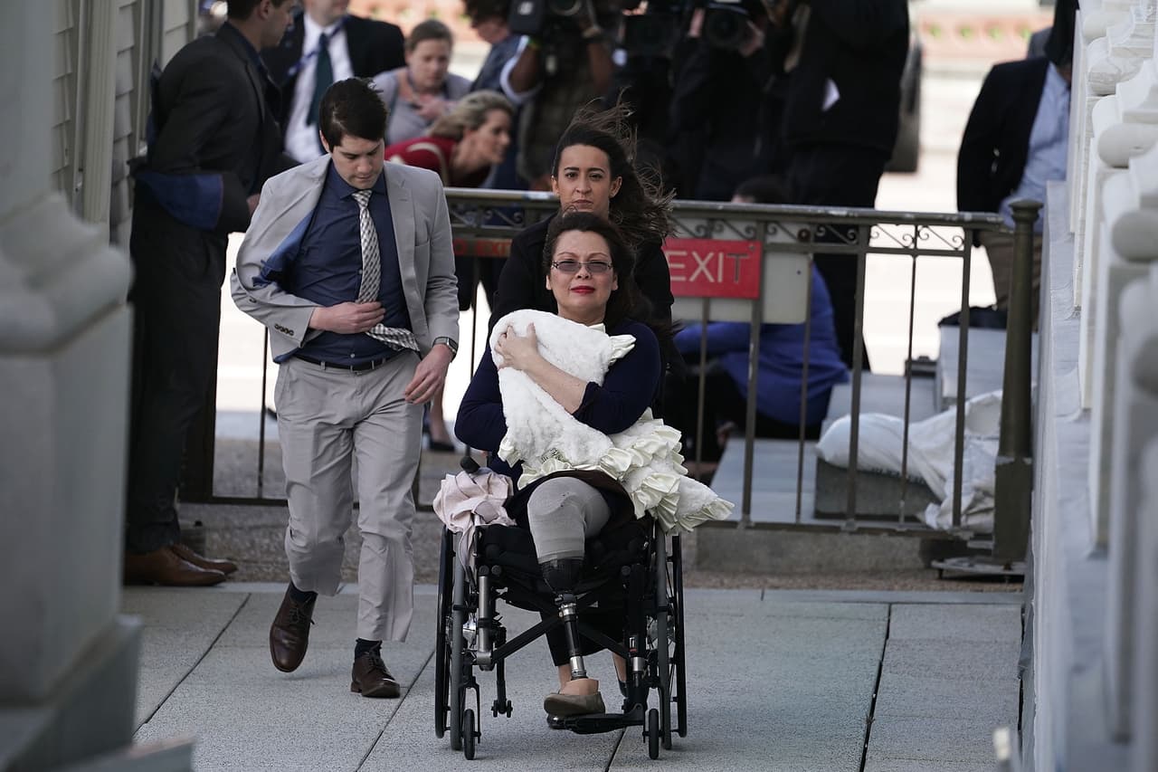 Estas imágenes, con el bebé en su regazo, fueron tomadas pocos días después del nacimiento en una protesta contra las políticas de inmigración de Donald Trump. Maile se convirtió en la primera bebé presente en el Senado mientras se realiza una votación.