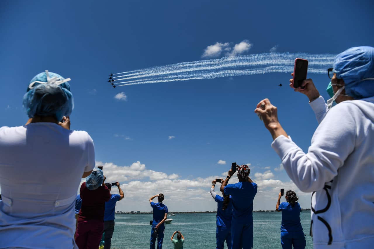 <b>Honores a los trabajadores en la primera línea (8 de mayo). </b>El personal del hospital Mount Sinai de Miami ven pasar los aviones del escuadrón Navy Blue Angels y Thunderbirds de la Fuerza Aérea de Estados Unidos. Este recorrido para agradecer el trabajo de médicos, enfermeras y otros trabajadores esenciales durante la pandemia fue visto en varias ciudades estadounidenses.