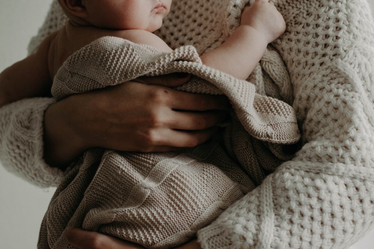 Si un padre lo desea, un tercero puede entregar al niño. No se requiere que el padre esté presente para la transferencia de cuidado. 
<b>Siempre que el niño no tenga signos de abuso físico, las autoridades no hacen preguntas. </b>Una madre puede proporcionar información importante para el bienestar del niño, como antecedentes médicos familiares, antecedentes médicos del niño, alergias, etc.