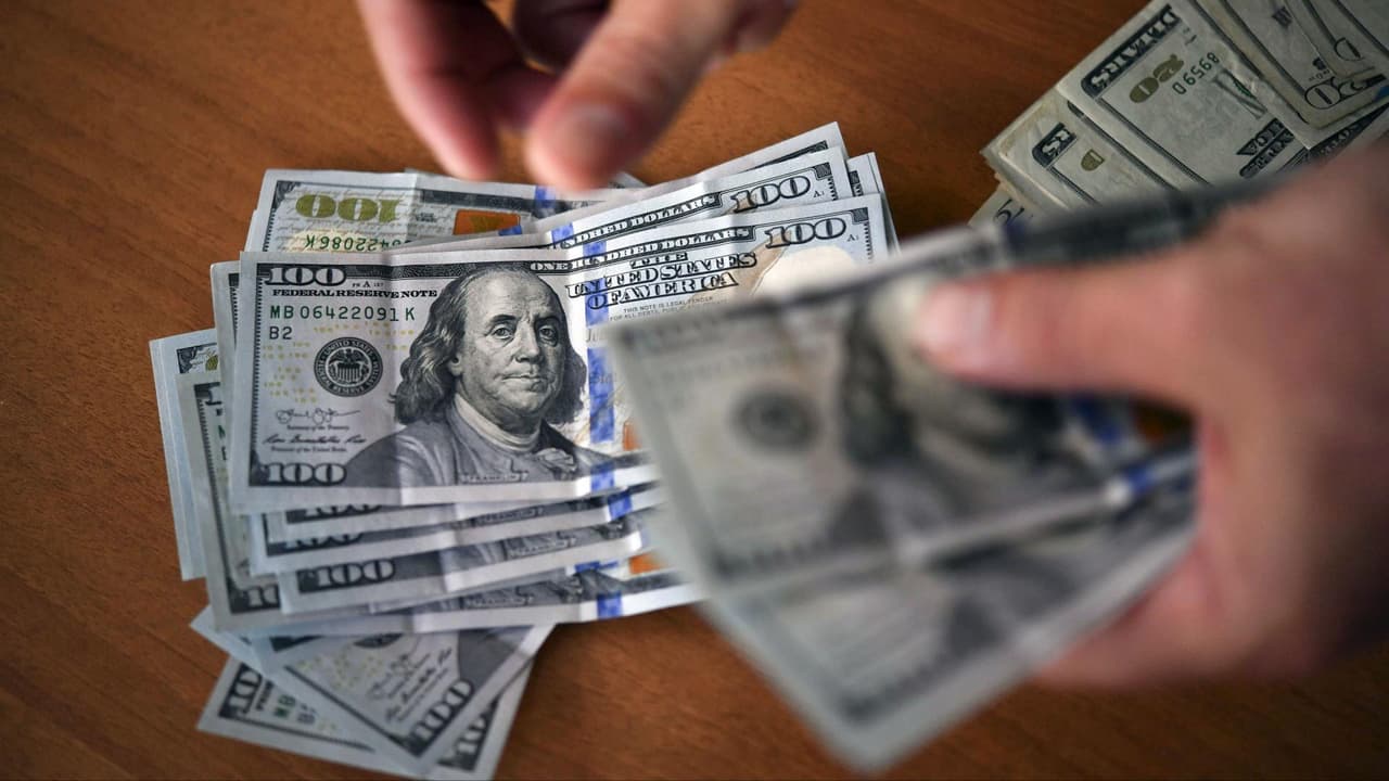 <b>En video: <b>¿Te endeudaste en diciembre? Estos consejos te ayudarán a organizar tus finanzas</b></b>
<br>
<br>Seguramente, con las compras navideñas muchas familias resultaron endeudadas y ahora enfrentan una difícil situación económica. Por eso, el asesor financiero Andrés Gutiérrez recomienda a las personas que "no vayan a empeñar sus cosas porque los problemas de desorden financiero no se resuelven con dinero, sino con orden. Yo recomiendo que corten las tarjetas de crédito y paguen rápido sus deudas".