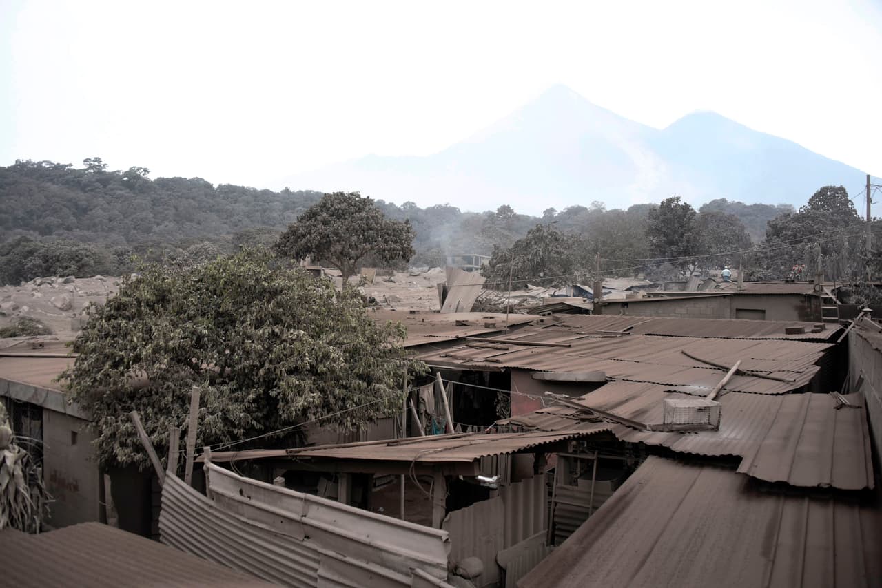 La violenta erupción arrojó cenizas en miles hectáreas de cafetales en las laderas del volcán, lo que afectará la producción de café, según la asociación nacional de productores.