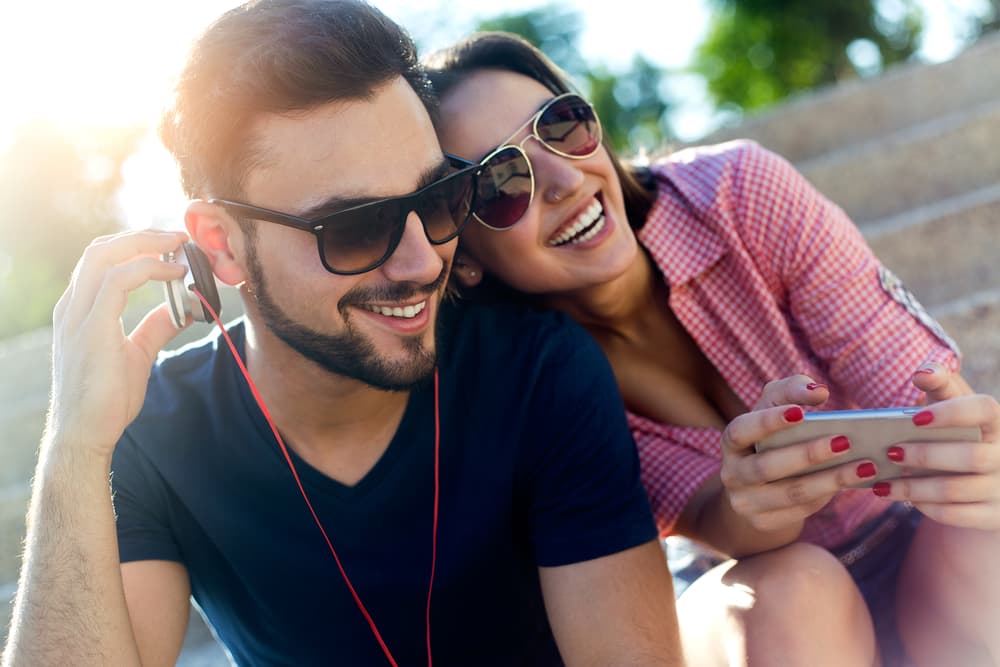 <b>Gafas de sol</b>
<br>Las gafas de sol 
<b>protegen sus ojos de los rayos UV </b>y reducen el riesgo de cataratas. También protegen la delicada piel alrededor de los ojos de la exposición al sol. Las gafas de sol que bloquean los rayos UVA y UVB ofrecen la mejor protección.