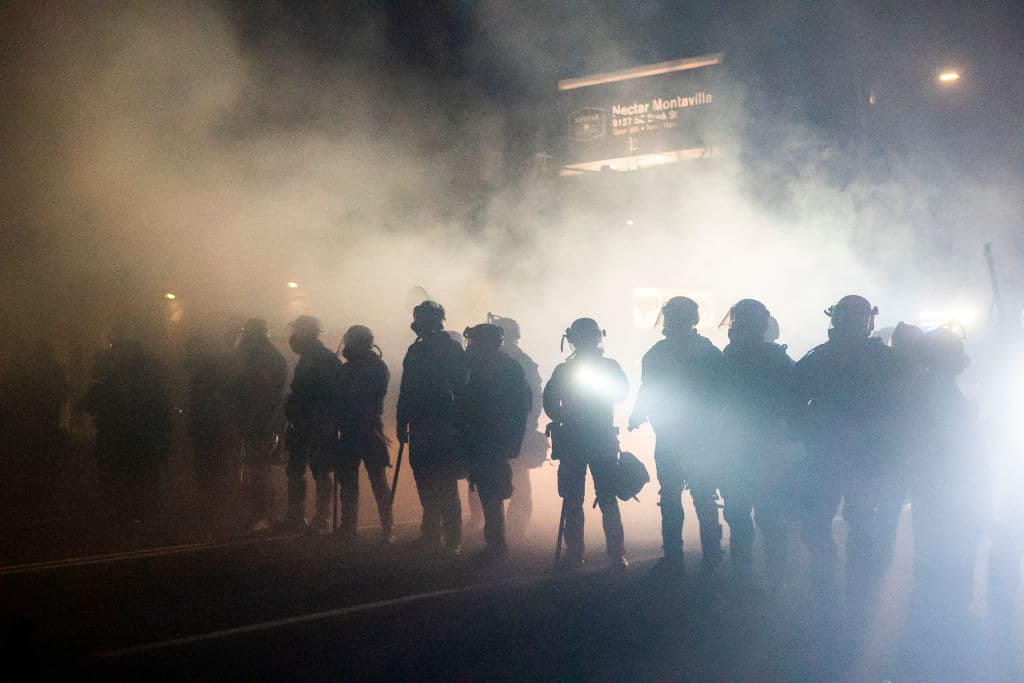 La situación escaló el pasado 29 de agosto cuando un militante de un grupo de ultraderecha fue asesinado por un disparo en el pecho, en medio de un enfrentamiento entre manifestantes y miembros de una caravana de simpatizantes de Trump. El presunto responsable de este hecho 
<b><a href="https://www.univision.com/noticias/estados-unidos/muere-abatido-por-la-policia-el-presunto-responsable-de-la-muerte-de-un-militante-de-extrema-derecha-en-portland">fue abatido días después por la policía</a></b>, que intentaba arrestarlo.
