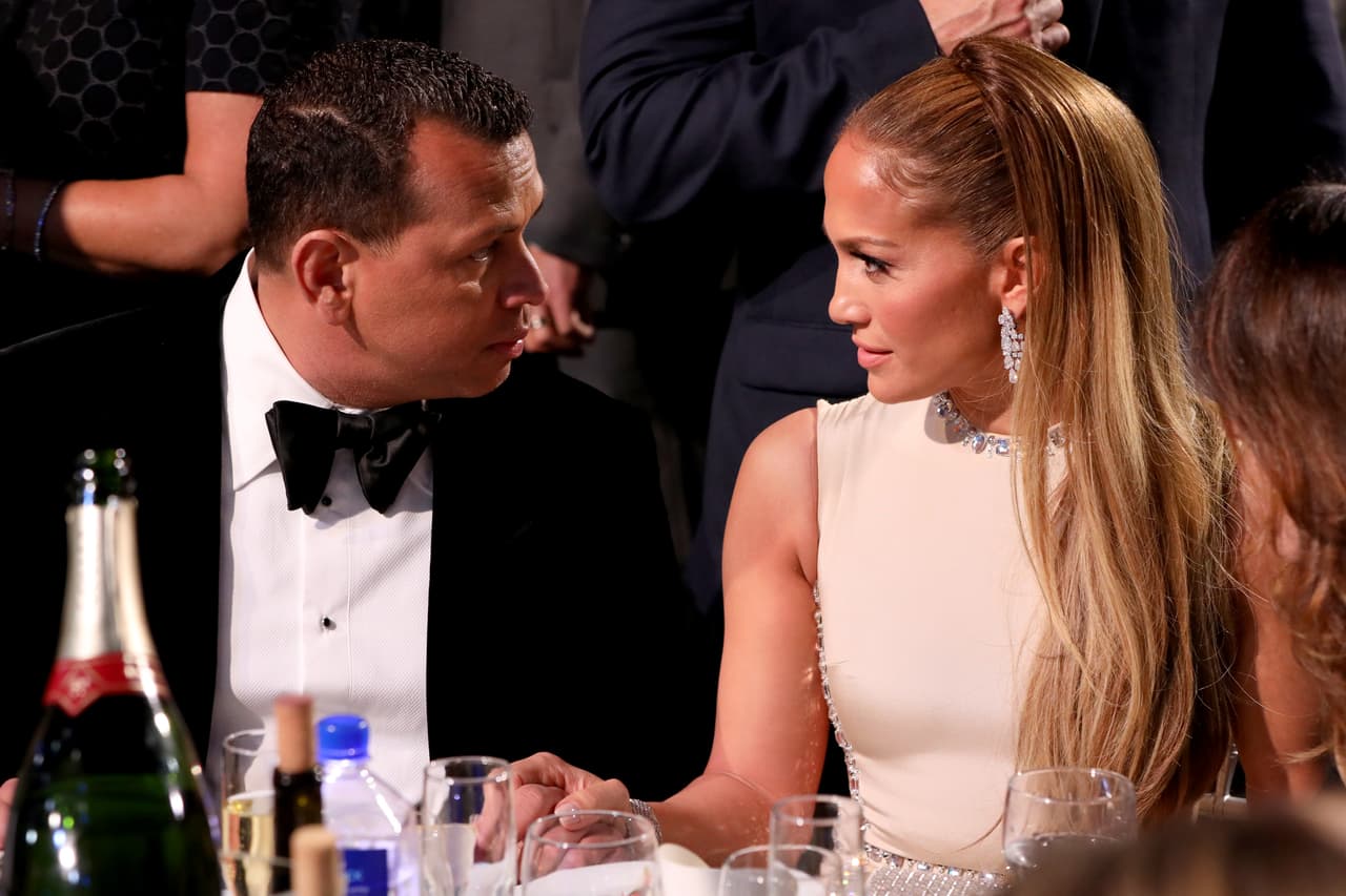 Según una fuente citada por Fox News, ARod comenzó a dar declaraciones públicas para acallar los rumores y fue así que declaró que “no estaba soltero” a un fotógrafo de TMZ.
<br>