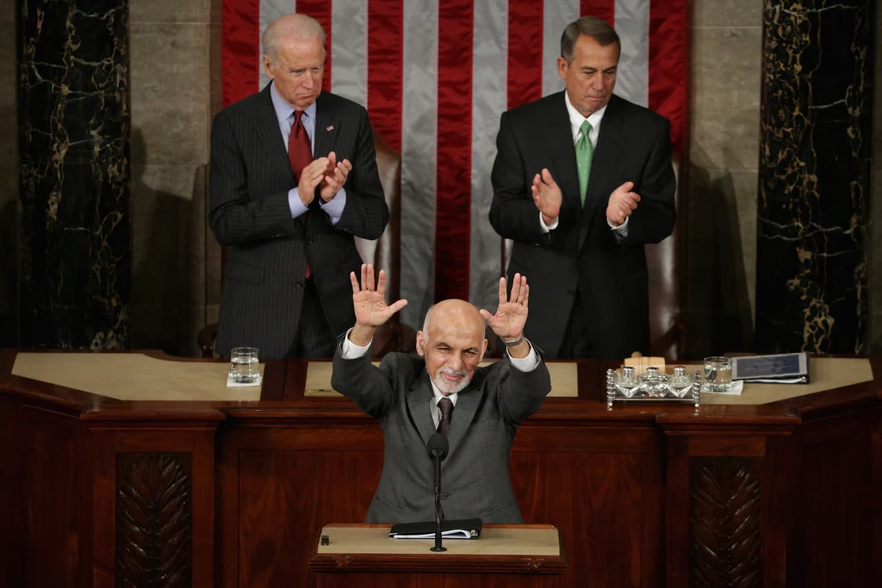 El presidente de Afganistán, Ashraf Ghani, expresa la gratitud de su país por el compromiso de Estados Unidos y los sacrificios militares durante un discurso en una sesión conjunta del Congreso, el 25 de marzo de 2015. 
<br>
<br>Tres años después del anuncio de Obama en 2014, el presidente Donald Trump dijo que aunque su primer instinto había sido retirar todas las tropas, estas debían quedarse para mantener a raya al 
<a href="https://www.univision.com/temas/taliban"><u>Talibán</u></a>.
<br>