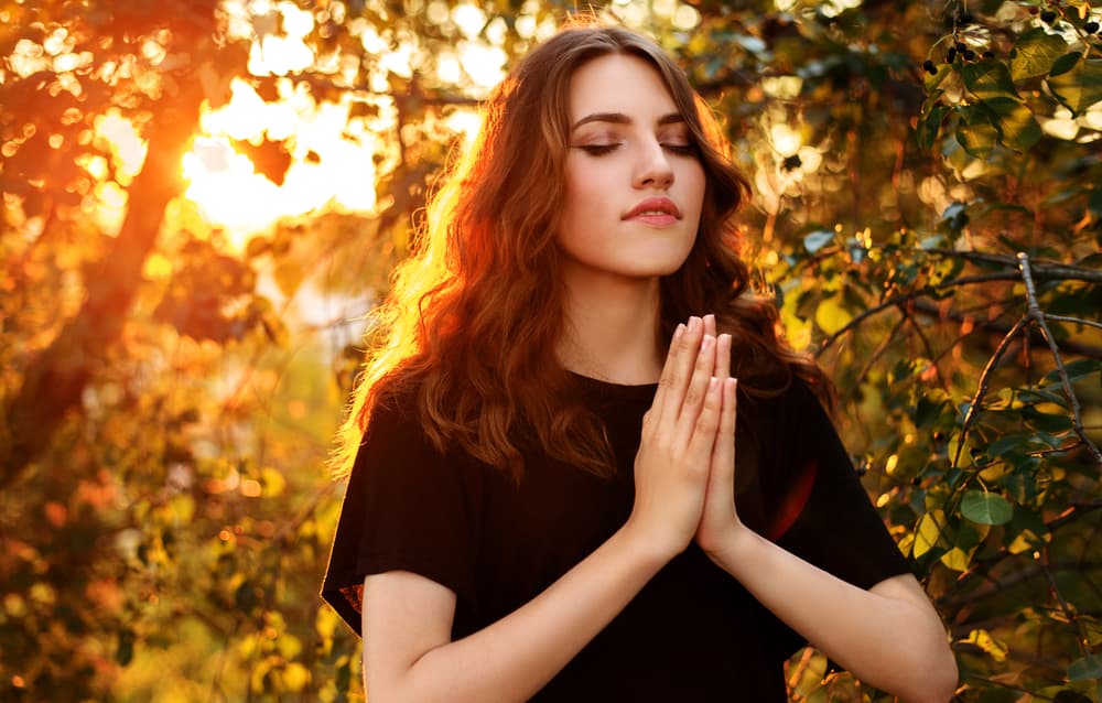 Para canalizar la acción del huracán en tu signo se recomienda la llamada “meditación del fuego interior” que consiste en apartar unos minutos, respirar hondo y con calma, visualizar dentro de ti mismo la llama violeta purificadora.