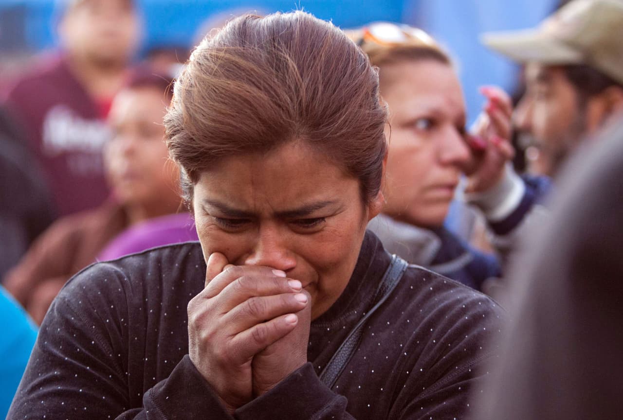 Esta mujer llora al escuchar la confirmación de que hay por lo menos 52 personas muertas y 12 heridos.