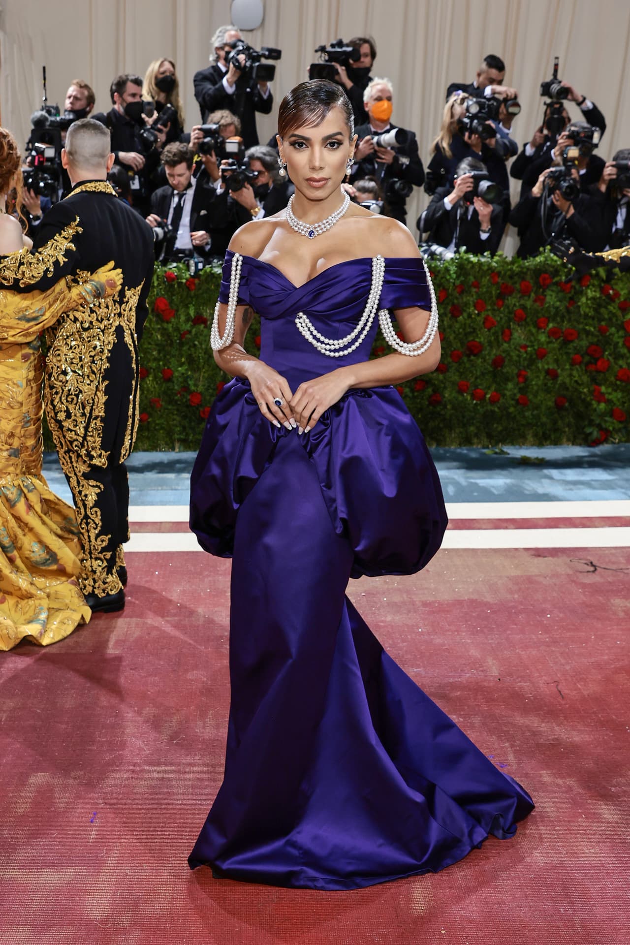 Para su segunda Met Gala, la cantante 
<b>Anitta</b> escogió un vestido de la firma Moschino que rescató algunos elementos de la ‘Gilded Age’, como el volumen alrededor de las caderas y los collares de perlas.