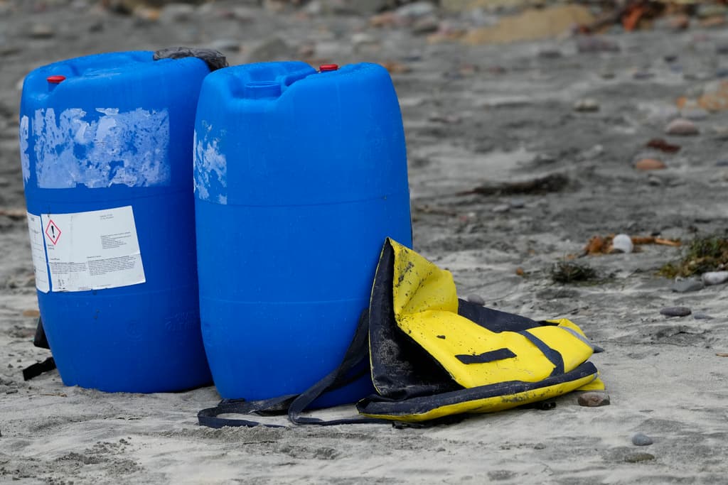 Además de las dos embarcaciones se encontraron también chalecos salvavidas y galones de combustible. Las autoridades indicaron que todas las víctimas halladas son adultos.