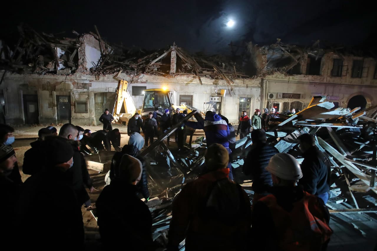 Cerca de las 12:20 (hora local) se registró un intenso sismo de 6.2 grados en la escala de Richter que sacudió con fuerza a la ciudad de Petrinja -de unos 20,000 habitantes-, a 50 kilómetros al sureste de de la capital Zagreb.
<br>
<br>En la imagen, voluntarios y fanáticos del club de fútbol croata Dinamo limpian los escombros de los edificios dañados por uno de los temblores más fuertes en los últimos años y que causó por lo menos 7 muertes, entre ellos el de una niña. 
<br>