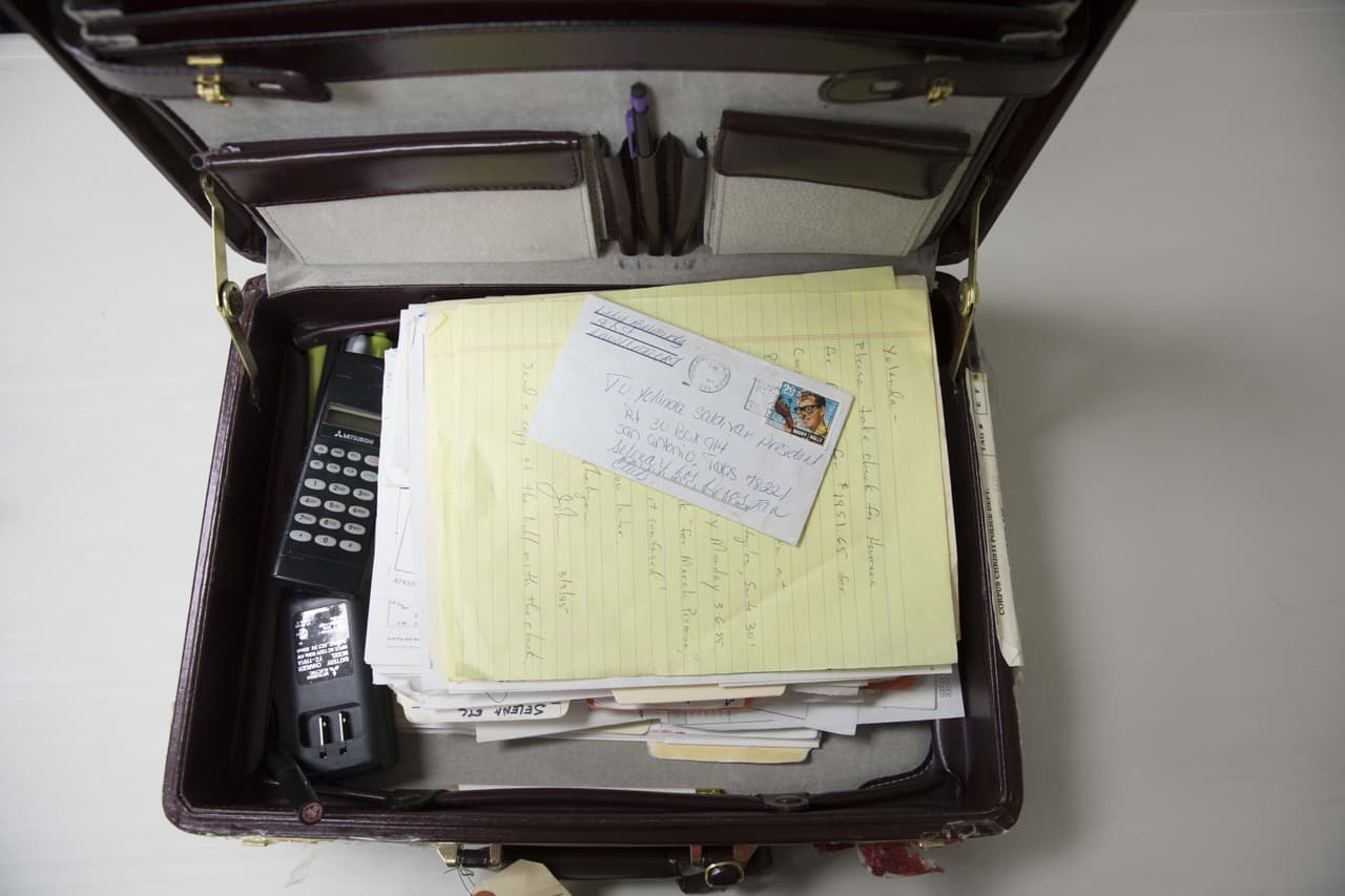 En el maletín de Saldívar, quien tenía 34 años cuando perpetró el crimen, quedaron congelados por el paso del tiempo documentos, expedientes y un teléfono celular.