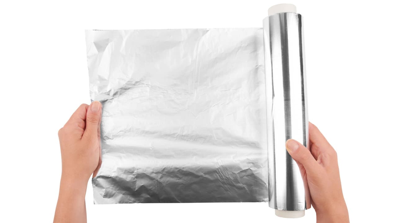 Descubre qué lado del papel aluminio debes usar: Diferencias entre el brillante y el mate