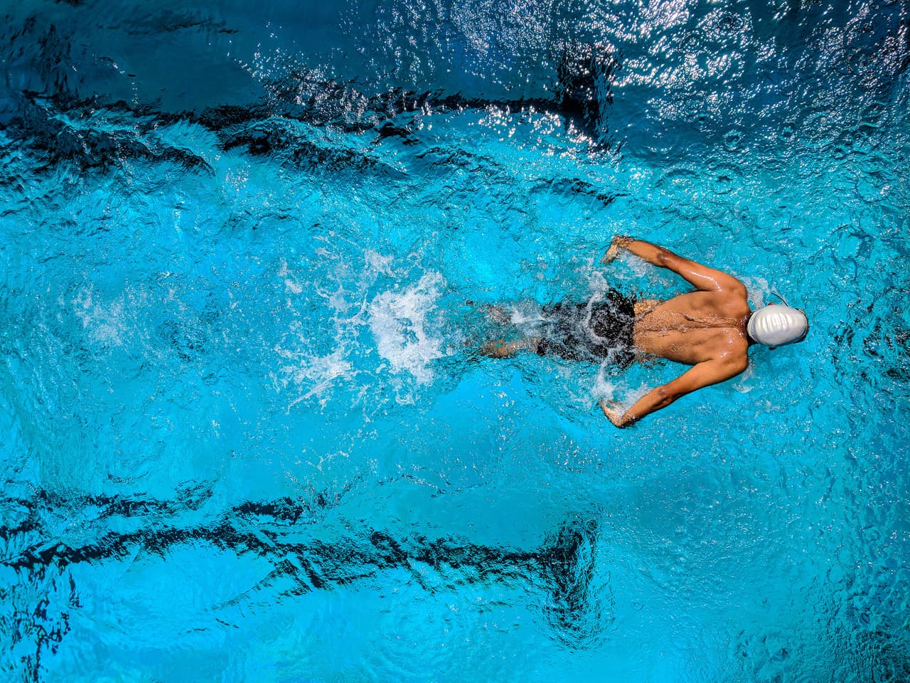 Evita tragar el agua, esto te podría causar infecciones de garganta y otras condiciones de salud. 
<br>
<a href="https://www.cdc.gov/healthywater/swimming/esp/oceans-lakes-rivers-esp.html" target="_blank">Fuente: CDC</a>