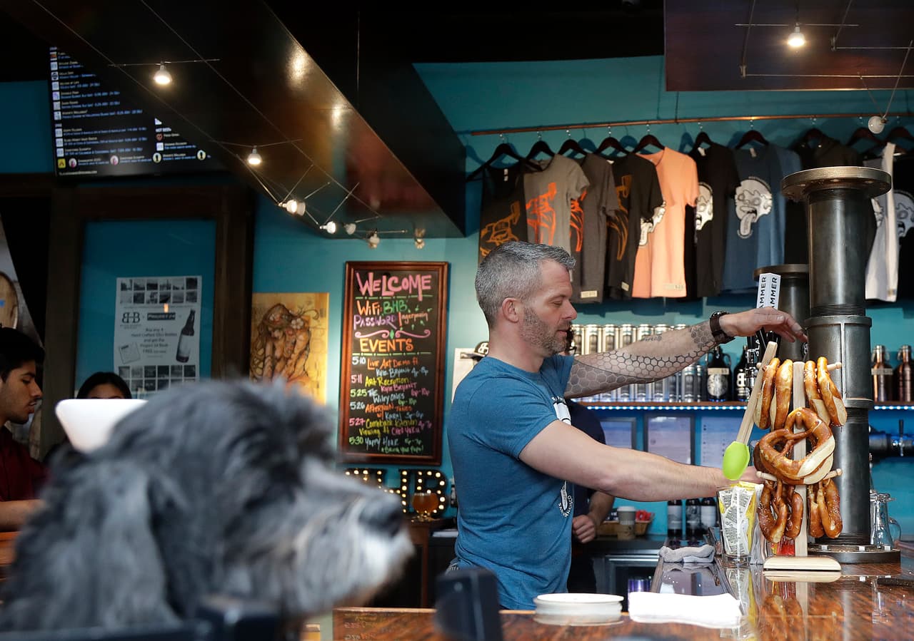 Mientras se lealiza la audiencia pública del próximo 31 de mayo en la que la que Agencia de Drogas y Alimentos (FDA) recogerán evidencia para analizar en futuro de la legislación federal. En la imagen, Jim Furman, CEO de Black Hammer Brewing, extrae cerveza en San Francisco. Autoridades federales le ordenaron a la cervecería californiana que dejara de producir cerveza con cannabidiol. Le dejaron vender, eso sí, toda la que habían producido hasta el momento.