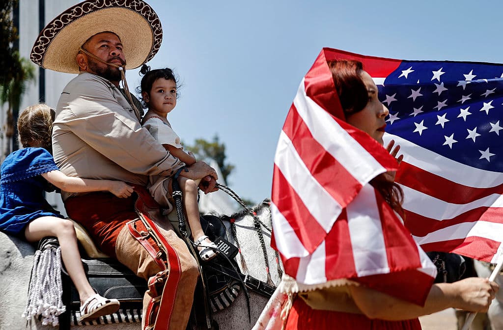 <b>Enrique Vega</b>, su 
<b>esposa Juliana</b> y sus hijas 
<b>Valentina</b> y 
<b>Carolina</b> participaron de la 
<b>cabalgata 'Human Rights Unity Ride'</b>, que en un recorrido 
<b>de <a href="https://www.univision.com/local/los-angeles-kmex/fuegos-artificiales-saqueos-granadas-y-arrestos-en-protestas-contra-ice-en-los-angeles-california-fotos" target="_blank">Paramount a Compton</a></b>, expresó este domingo su rechazo a 
<b>los operativos de ICE en el sur de California</b>.
<br>
<br>
<br>El grupo de jinetes también 
<b>manifestó su apoyo a las familias inmigrantes</b> afectadas por los 
<b>recientes arrestos ejecutados por agentes del Servicio de Control de Inmigración y Aduanas (ICE</b>, por sus siglas en inglés) en el condado de Los Ángeles.