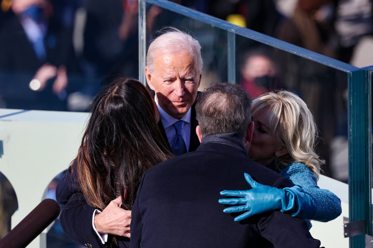 Joe Biden inició su primer discurso como presidente de Estados Unidos diciendo que es un día para celebrar, no el triunfo de un candidato, sino el de una causa: la democracia. "La democracia es frágil... la democracia ha prevalecido", indicó minutos después de prestar juramento.
