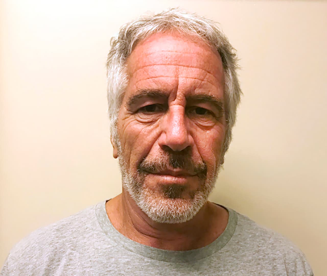 Anuncian investigación especial por la muerte de Jeffrey Epstein en su celda de una cárcel de Nueva York