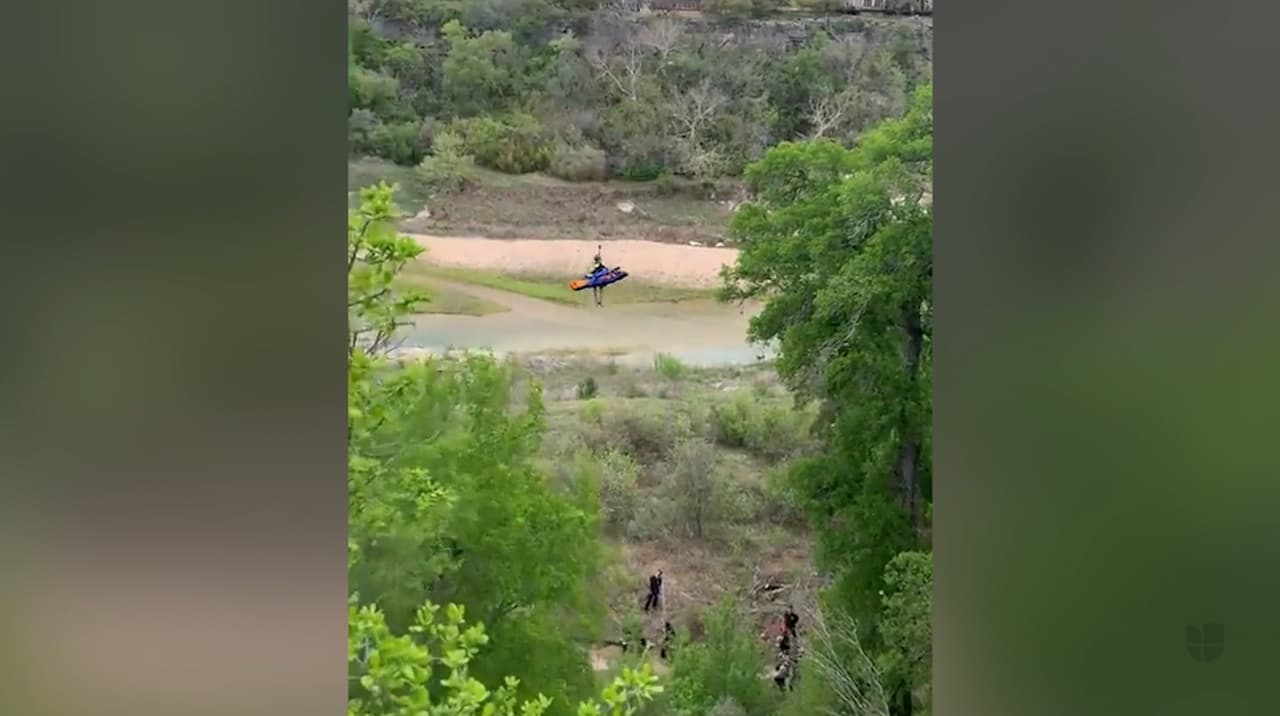 Los servicios de emergencias médicas en el condado de Austin-Travis (ATCEMS) destacaron que la caída había sido resultado de una ruptura parcial en las cuerdas de aseguramiento y la persona sostuva heridas en su extremidad inferior que no ponía en peligro su vida.