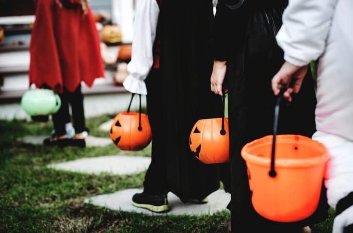 Si algo abunda durante la Noche de Brujas son las golosinas, lo que puede inquietar a los padres de
<a href="https://www.univision.com/noticias/diabetes/una-familia-hispana-unida-en-contra-de-la-diabetes-tipo-1-video"> niños con diabetes</a> que no quieren que los pequeños se pierdan de la celebración, pero tampoco que su salud se vea afectada. No obstante, 
<b>con la asesoría de tu pediatra y los consejos de expertos y otros padres que viven lo mismo, no hay motivo para que Halloween pase desapercibido.</b>
<br>