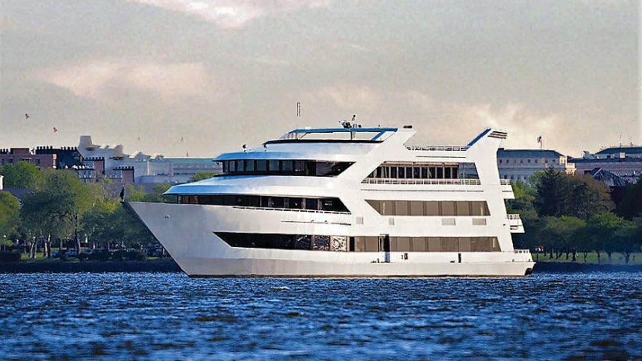 Fiesta acaba en caos: hay 9 heridos por choque de yate de lujo con 400 personas contra muelle en Manhattan