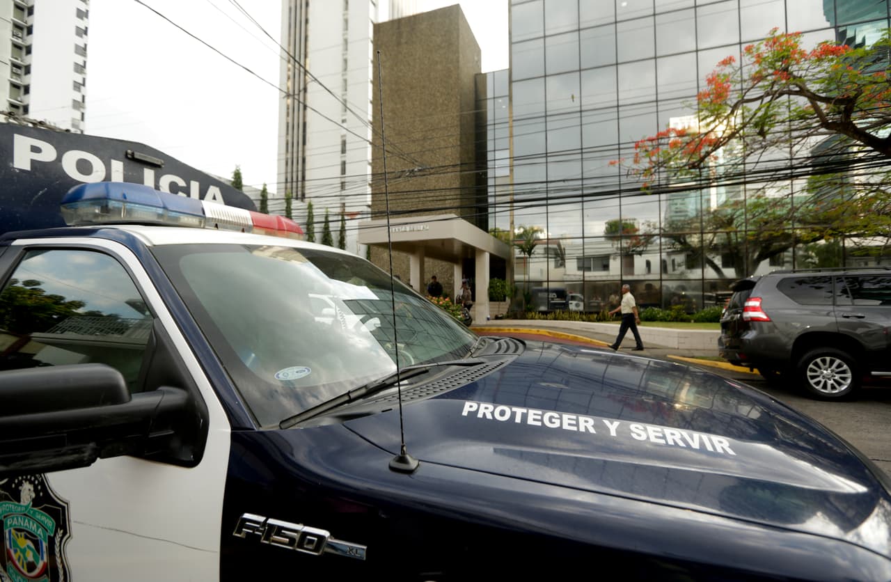 Una patrulla afuera de las oficinas de Mossack Fonseca, en ciudad de Panamá.