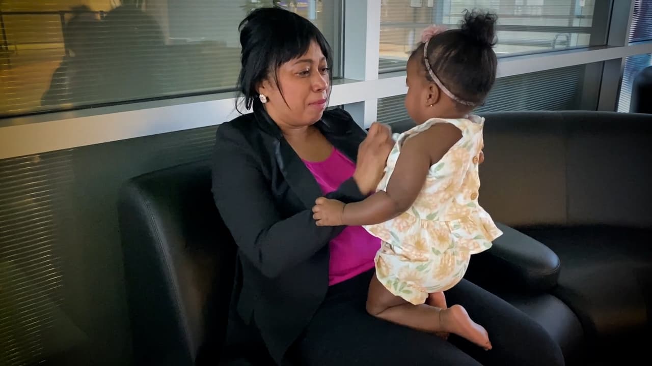Un llanto de alegría, de esperanza, de emoción acompañó el emotivo reencuentro que fue 
<a href="https://www.univision.com/local/nueva-york-wxtv/exclusiva-madeline-reyes-nueva-jersey-carolina-del-norte-bebe-10-meses-video" target="_blank"><b>captado en exclusiva por Noticias Univision 41</b></a>.
<br>