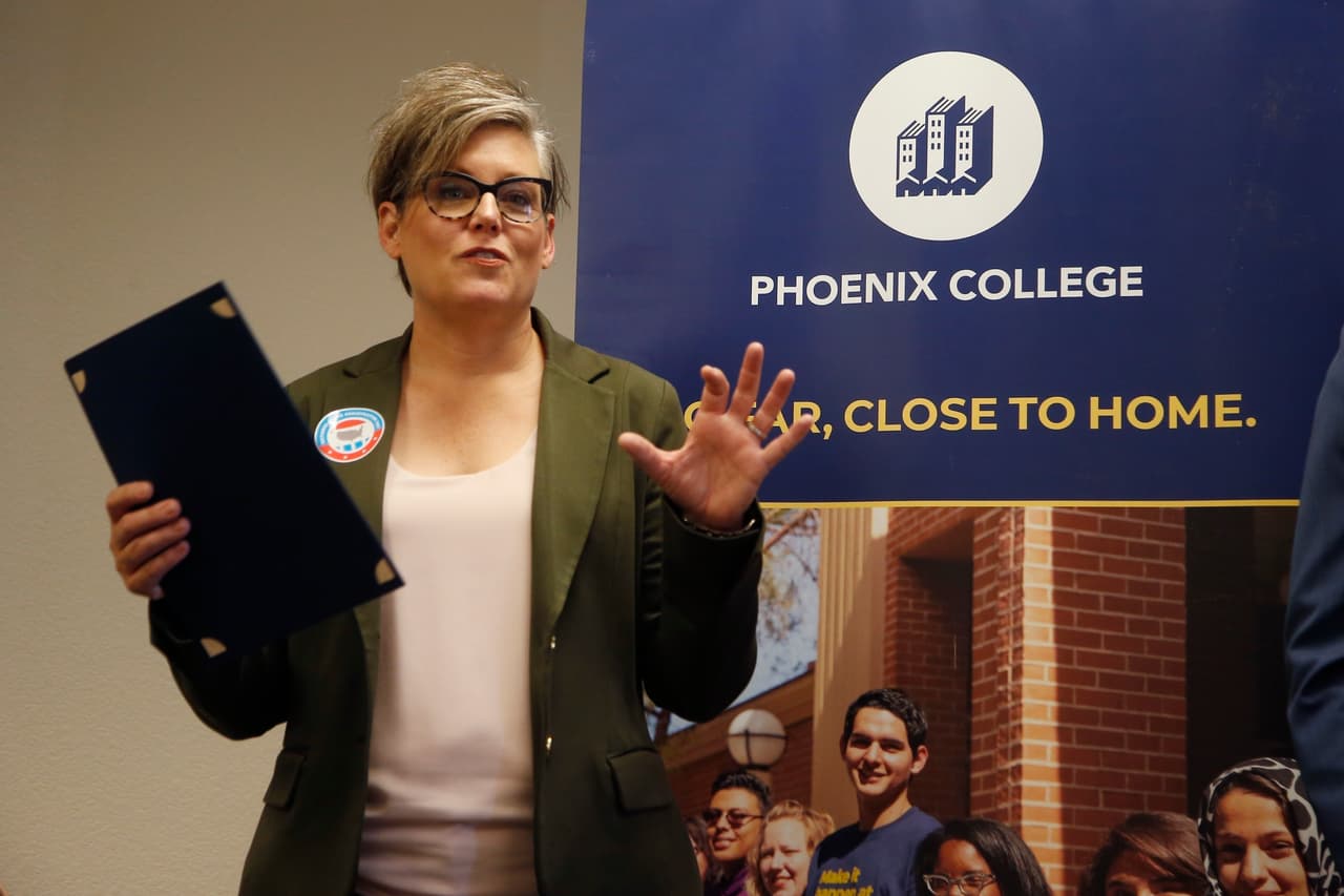 <b>Katie Hobbs</b>, secretaria de Estado de Arizona. Dijo que su estado está "preparado" para un posible desafío legal de la campaña de Trump el jueves por la mañana. Agregó que "no había una base legal real para dejar de contar" las papeletas. “Nuestras papeletas debían recibirse antes del día de las elecciones. Esos son los votos que estamos contando", agregó.