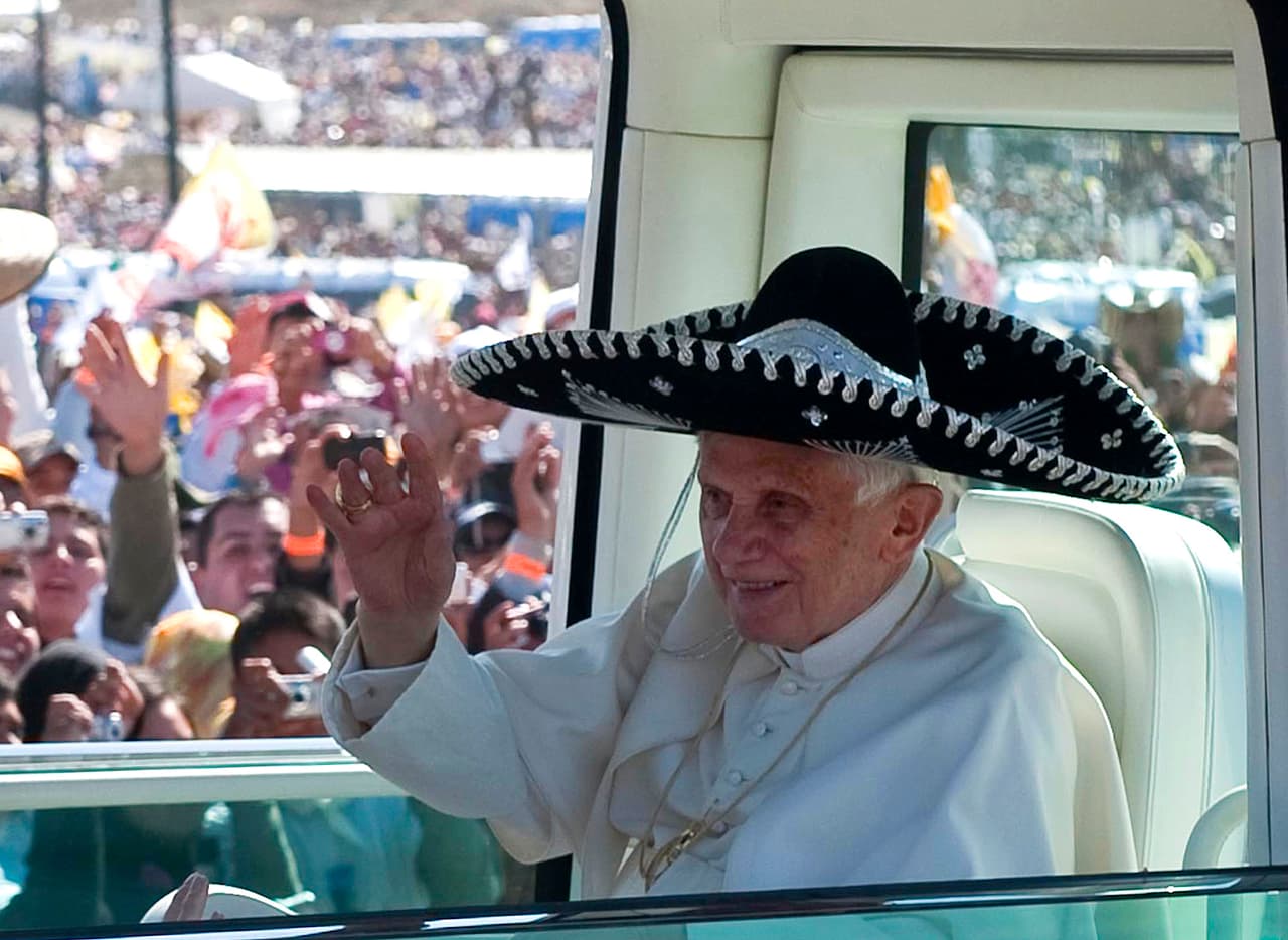 El papa recorre Silao, Guanajuato, en el centro de México, mientras viste un tradicional sombrero de charro, el 25 de marzo de 2012. México es el segundo país con más católicos en el continente americano, solo superado por Brasil.