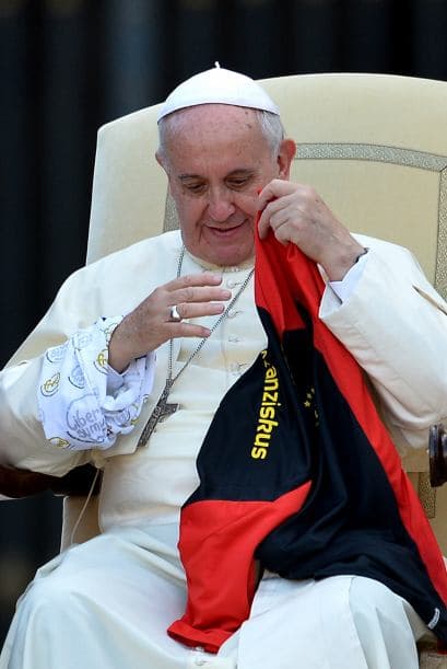Francisco sostiene una camiseta que le ofreció un grupo de monaguillos alemanes.