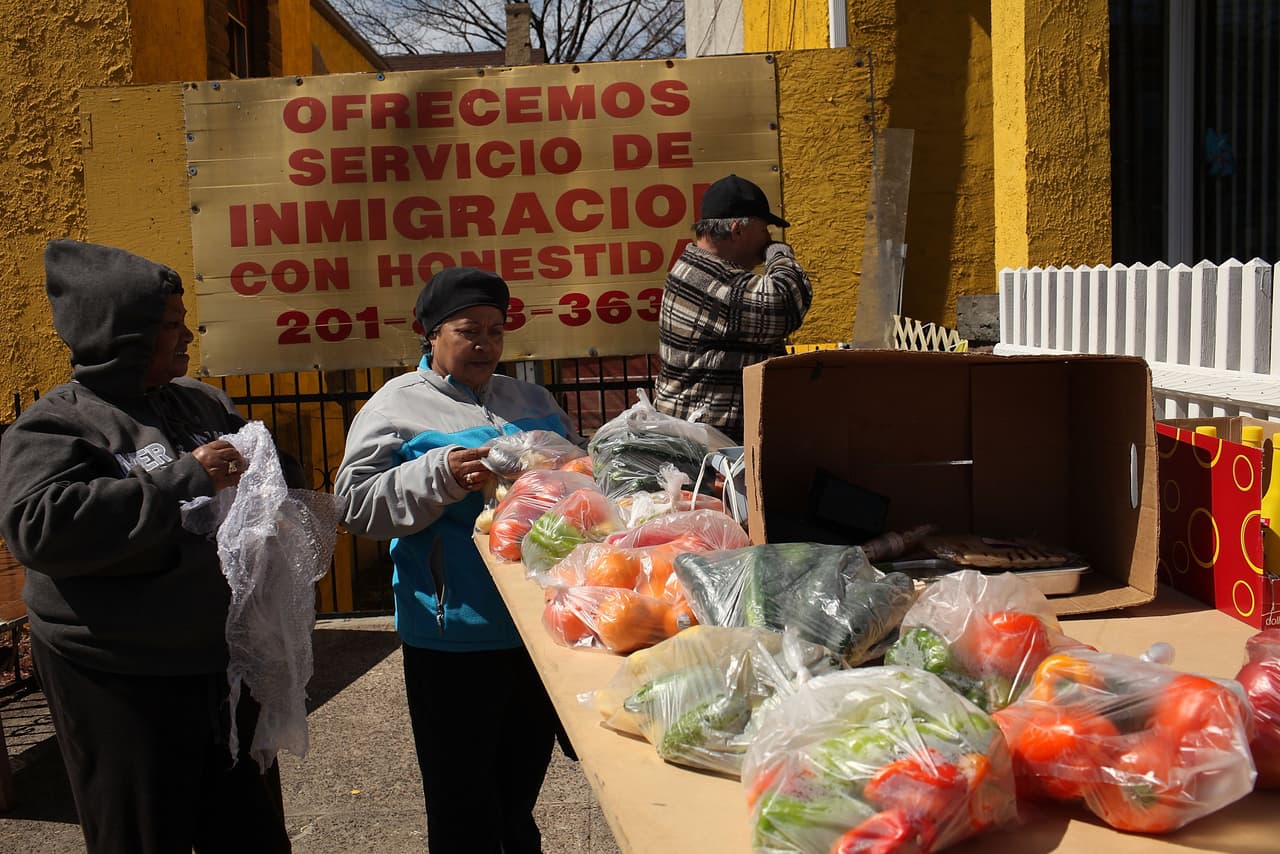 <b>Bancos de alimentos</b> (despensas y establecimientos que distribuyen alimentos y otros elementos esenciales para la vida de las personas).
<br>
<br>“Podemos cumplir nuestra misión sin negar o limitar el acceso de las personas a la atención médica necesaria, el acceso de los niños a sus escuelas, el acceso de damnificados a alimentos y refugio, el acceso de personas de fe a sus lugares de culto, y más”, añade Mayorkas.
<br>