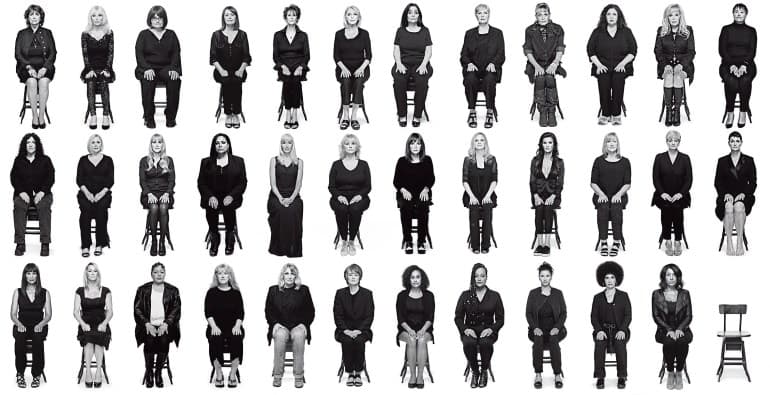 En la portada se incluyó una silla vacía, representando a las mujeres que no han querido hablar públicamente de los supuestos asaltos sexuales.