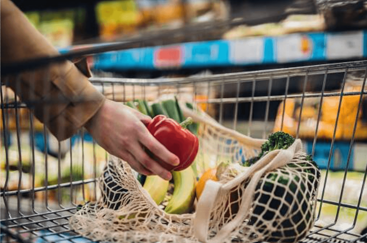 Además de hacer una lista de los alimentos que necesitas, ahora tus compras exigen un tiempo de investigación, pero no te preocupes, no te tomará mucho y los resultados te ayudarán a estirar tu dinero como goma.