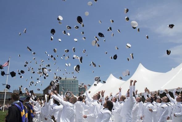 Massachusetts Maritime Academy, Buzzards Bay, MA | Tasa admisiones: 77% | Costo promedio de un título: $$96,870 | Salario promedio al graduarte: $56,300