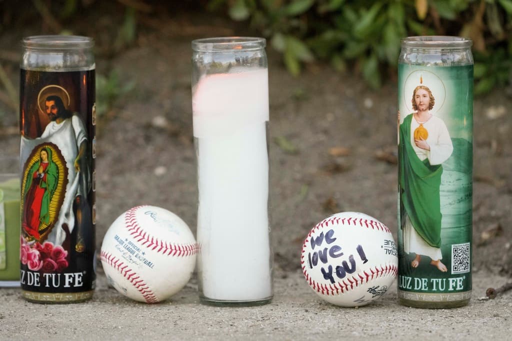 Mientras los Dodgers de Los Ángeles se preparan para el primer partido de la 
<b><a href="https://www.univision.com/local/nueva-york-wxtv/boletos-baratos-serie-mundial-yankees-vs-dodgers-reventa-costo" target="_blank">Serie Mundial ante los Yankees de Nueva York</a></b>, a las afueras de su estadio fans de Fernando Valenzuela se mantienen dejando pelotas, veladoras y algunos recuerdos en memoria del eterno 34, Fernando Valenzuela.