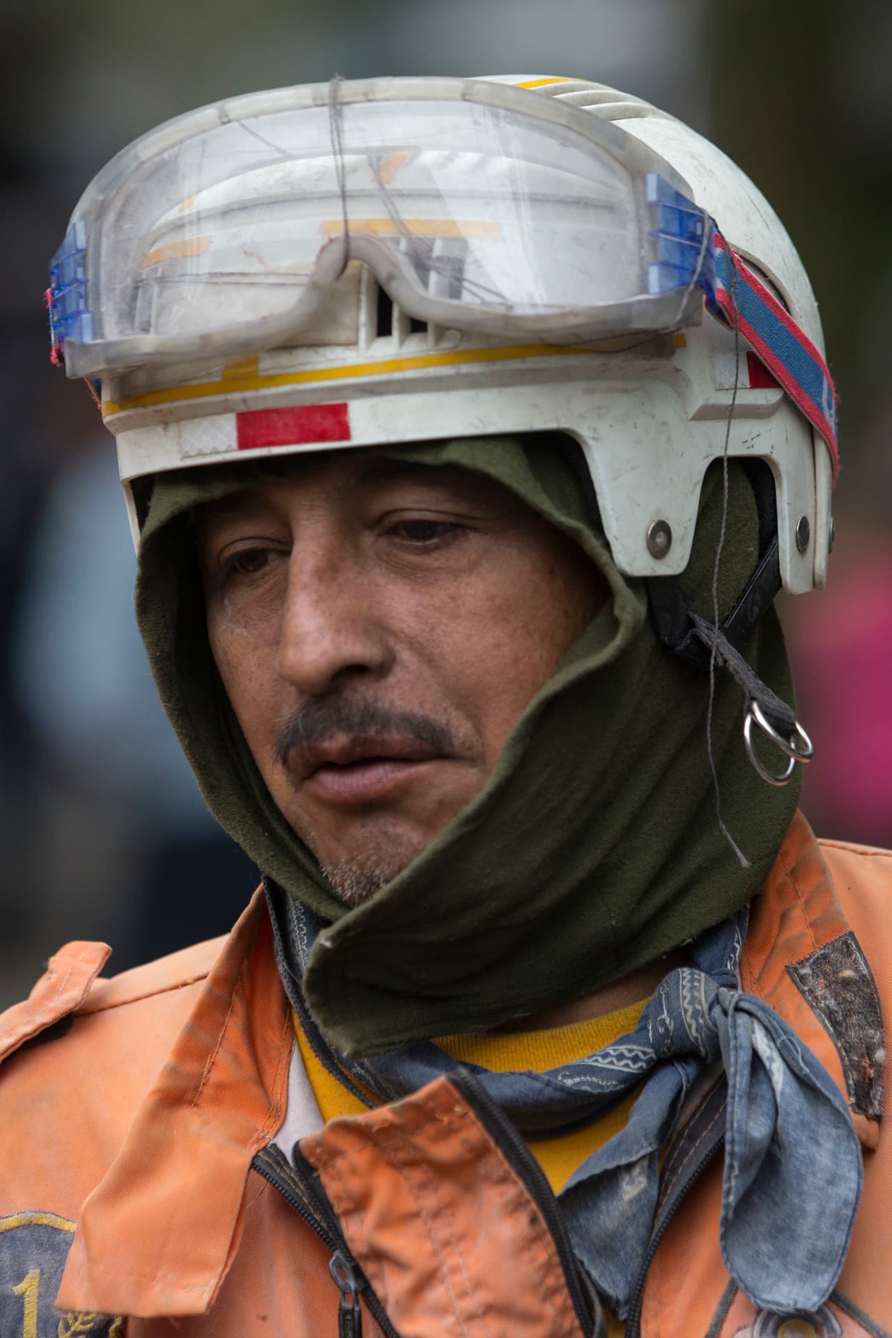 Un miembro de los topos, el legendario grupo de rescate mexicano que ha asistido en tragedias de todo el mundo, continúa sin descanso trabajando en los rescates de Ciudad Jardín.