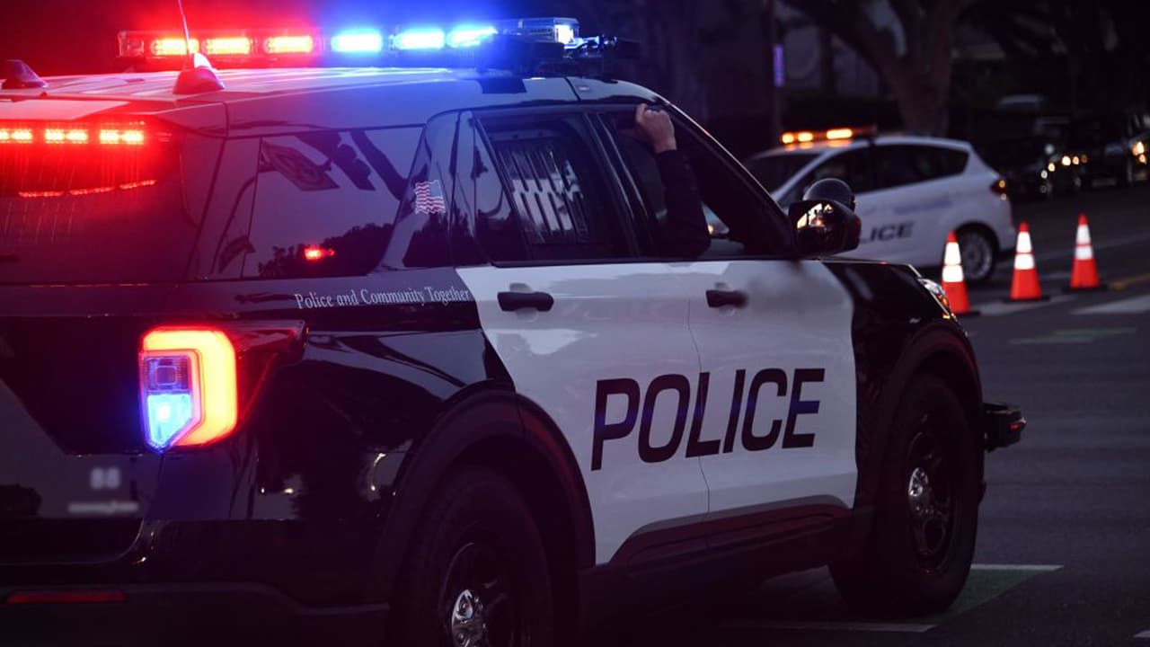 Los primeros minutos de este jueves, oficiales de la Policía de Romeoville se enfrentaron a tiros con un hombre a quien perseguían cuando intentó abandonar un auto robado. En el tiroteo, un policía resultó herido mientras el sujeto escapó, lo que desató una intensa búsqueda.
