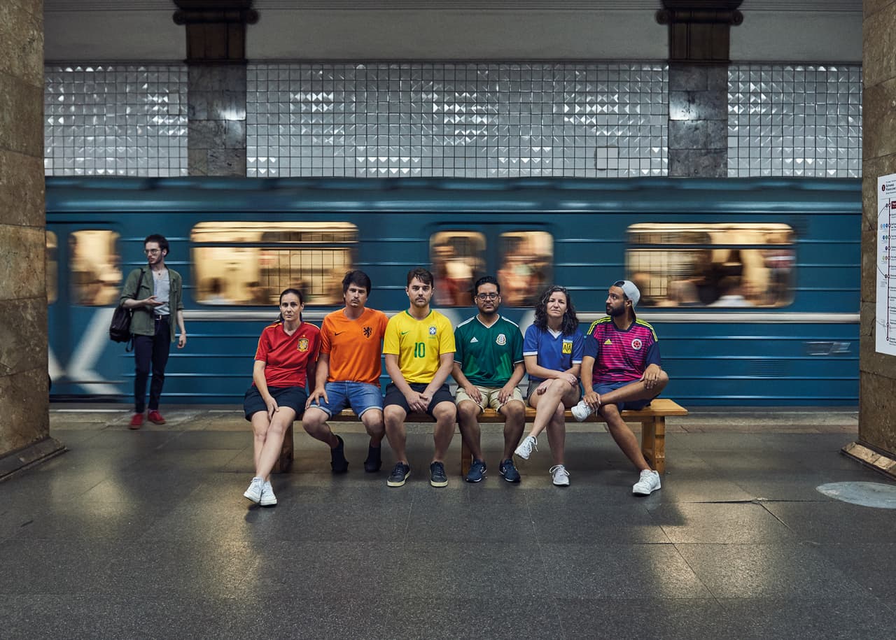 España, Holanda, Brasil, México, Argentina y Colombia. Seis países. Seis valientes activistas LGBT que, juntos, formaron el arcoíris y recorrieron lugares emblemáticos de Rusia, con el objetivo de 
<b>"llevar hasta cada rincón una lucha que jamás será silenciada"</b>, se lee 
<a href="http://thehiddenflag.org/">en el texto</a> de la campaña #Hiddenflag.