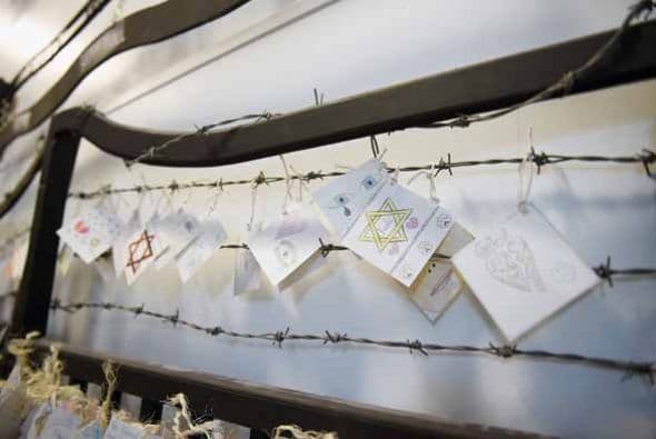 Hoy 27 de enero se conmemoran 70 años liberación de Auschwitz, el campo de concentración donde millones de seres humanos perdieron la vida por la terrible idea de exterminación de la población judía. Impresionante video #Auschwitz70 aquí Galería que la humanidad no debe olvidar.
