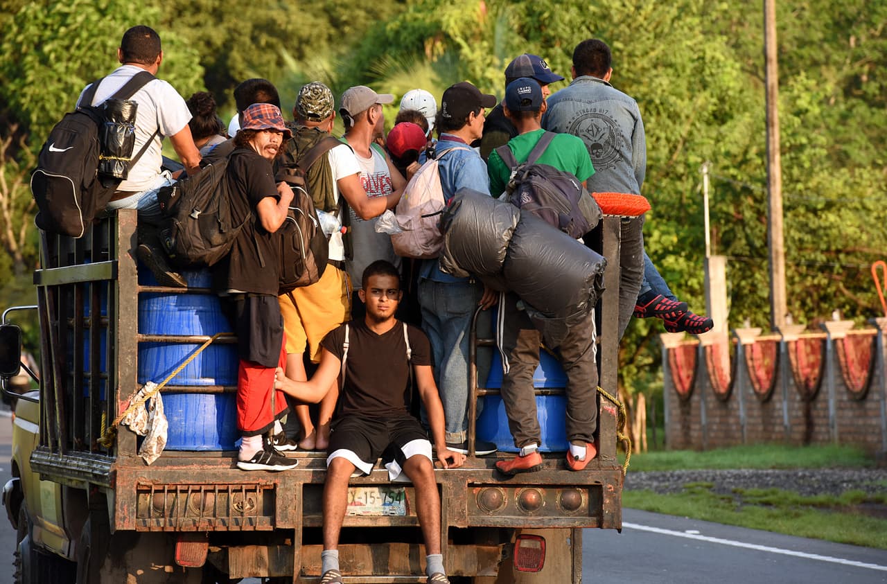 Este grupo -que lleva más de diez días de camino- se puso en marcha luego de que en los primeros días de septiembre las autoridades mexicanas frustraran el avance de cuatro caravanas de migrantes que partieron precisamente desde Tapachula, municipio de Chiapas fronterizo con Guatemala.