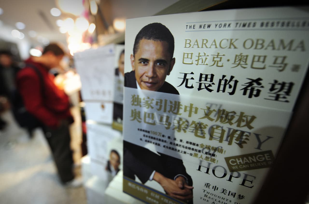 <b>2011-2012, Obama gira al Oriente. </b>El gobierno de 
<b><a href="http://www.univision.com/temas/barack-obama" target="_blank">Barack Obama</a></b> hace un "giro hacia Asia" en un plan para concentrar recursos militares y diplomáticos en Asia oriental para contener el ascenso chino. Obama anuncia el TPP, Tratado del Pacífico de libre comercio conformado por EEUU y otros ocho países de la región (que después se amplió). Esto seguido de reclamos y sanciones en contra de China en la OMC generaron tensiones comerciales.