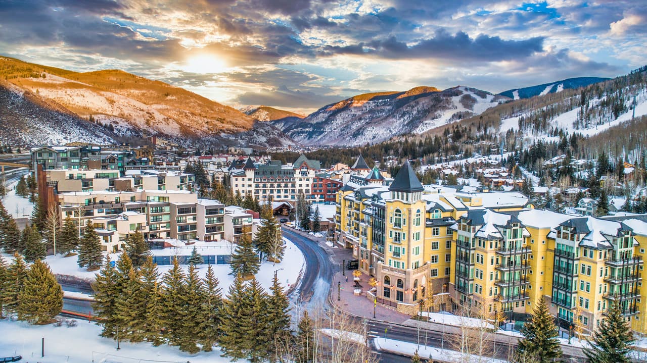 <b>Colorado.</b> Aunque no había ordenado restricciones para los visitantes hasta el 10 de julio, se les pide a las personas que practiquen turismo responsable. El estado recomienda que los viajeros usen máscaras, mantengan distancia de seis pies y que se laven periódicamente las manos. En Colorado hay 624 positivos de covid-19 por cada 100,000 habitantes.