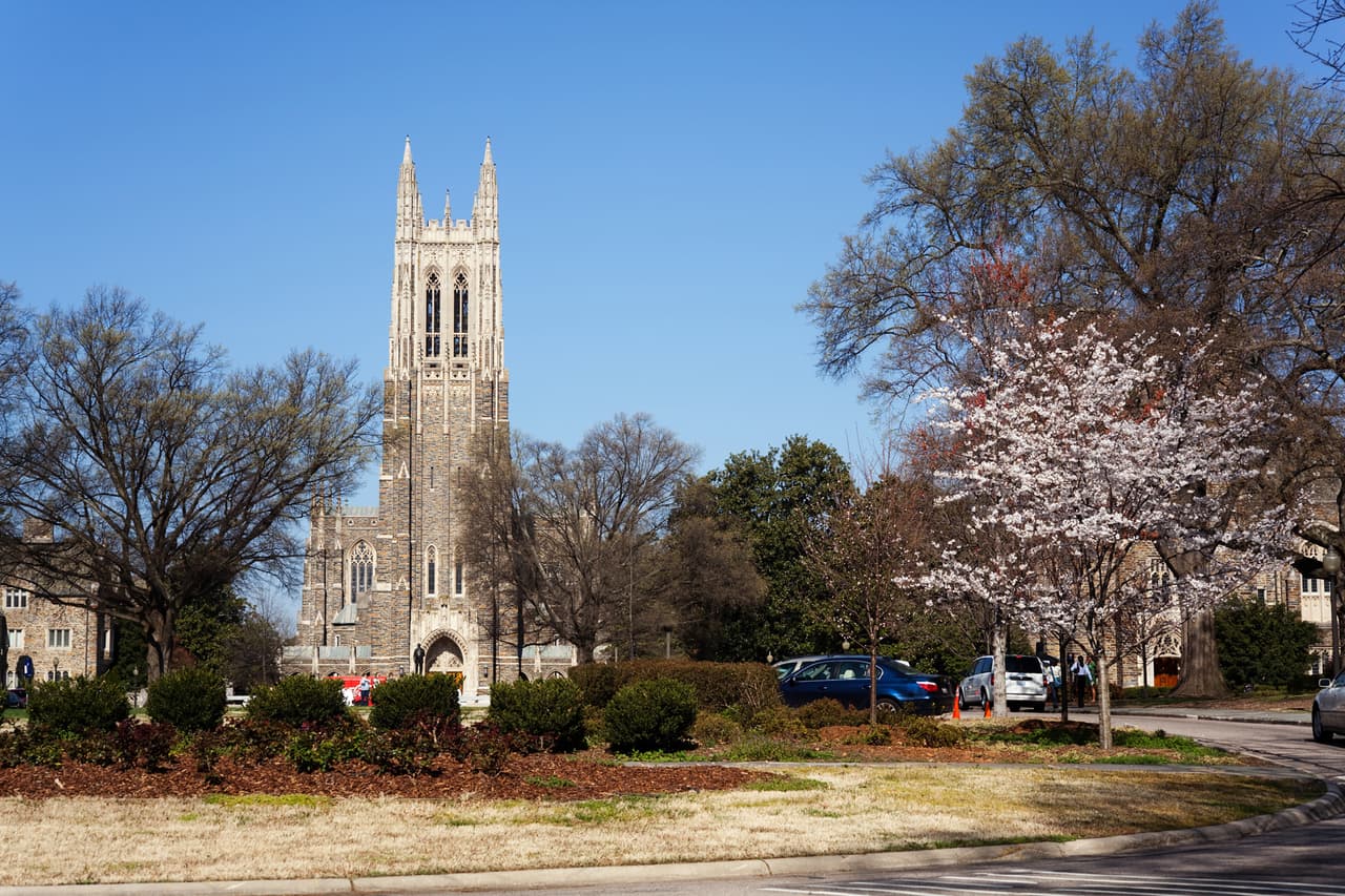 <b>Puesto 12. Universidad de Duke</b>
<br>
<br>Tasa de aceptación: 8%.
<br>
<br>Lugar: Durham, Carolina del Norte.
<br>
<br>Fue establecida en 1838 y según la investigación de mindyourdollars.com esta universidad es una de las que más gasta recursos en investigación del país. Más de 39,000 personas trabajan en la institución y es el segundo empleador privado más grande del estado.
<br>