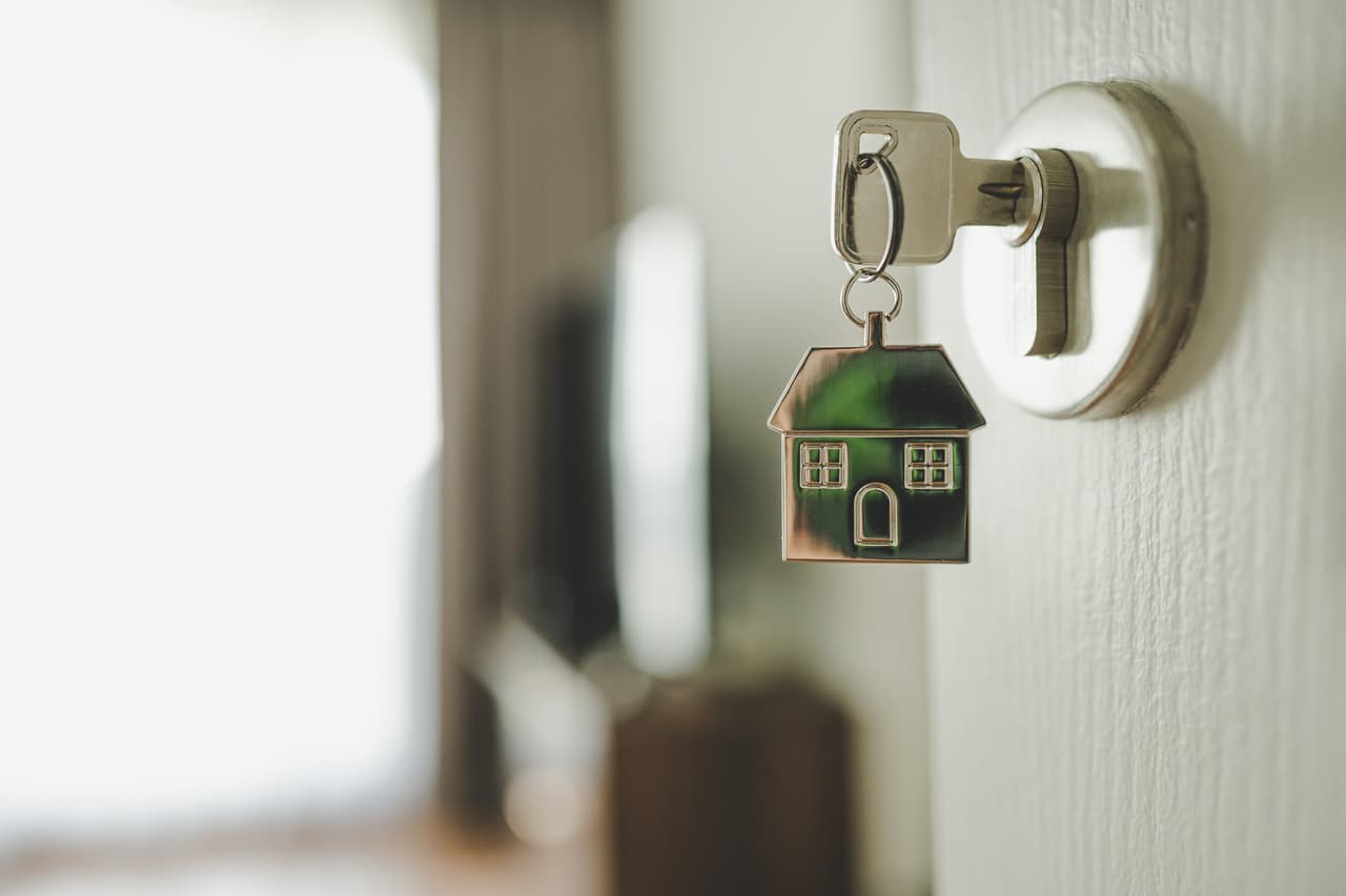 La Asociación de Constructores de Viviendas (National Association of Home Builders) indicó en un informe que, en 2022, el poder de adquisición de una nueva vivienda cayó a un mínimo que no se había registrado en una década debido a, entre otros factores, 
<a href="https://www.univision.com/noticias/dinero/fed-tasa-interes-inflacion-reunion-diciembre-2022">la subida de tasas de interés</a> y la inflación. 
<br>
<br>No obstante, un reporte del sitio
<i> Realtor.com,</i> publicado este miércoles 18 de enero de 2023, descubrió cuáles son las 10 mejores ciudades en Estados Unidos para adquirir una casa por primera vez. Te decimos cuáles son.